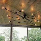 Nova industriel sort metal loftlampe til moderne interiører og minimalistiske rum med tidløs appel
