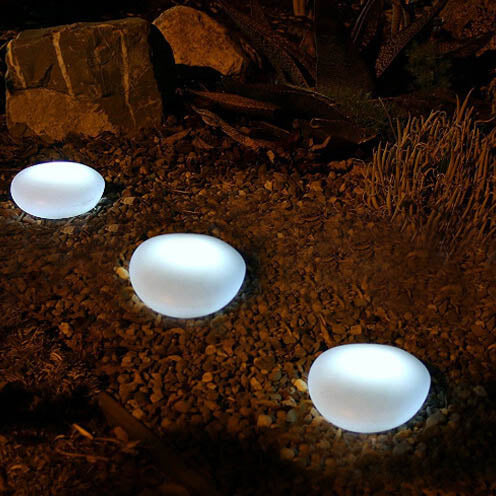 Frostet glas-look solcelledrevet jordlampe med kompakt design til udendørs stier og kanter