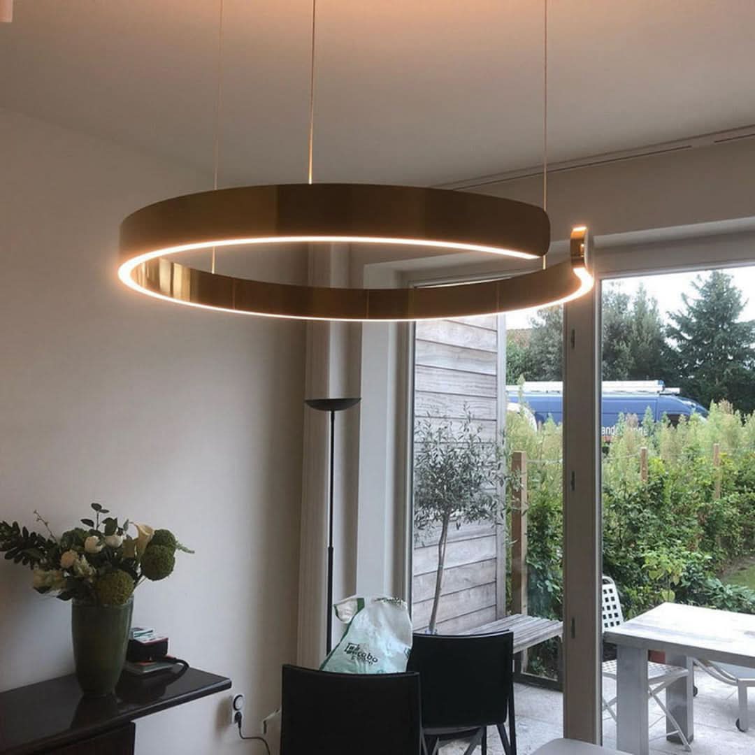 Lampada a sospensione LED circolare per soggiorno moderno con design ad anello minimalista per interni domestici contemporanei