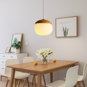 Nordisk træ- og glaspendel i moderne design til sofistikerede interiører og opholdsrum