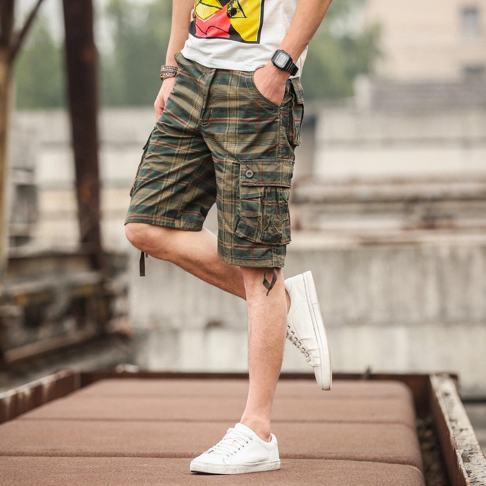 Herrshorts i rutig strandstil för avslappnad sommarbruk med militärinspirerad design – redo för vardagen