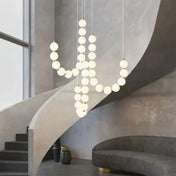 Elegant hvid halskædeinspireret lysekrone med LED-lys til moderne boligindretning og spisesteder