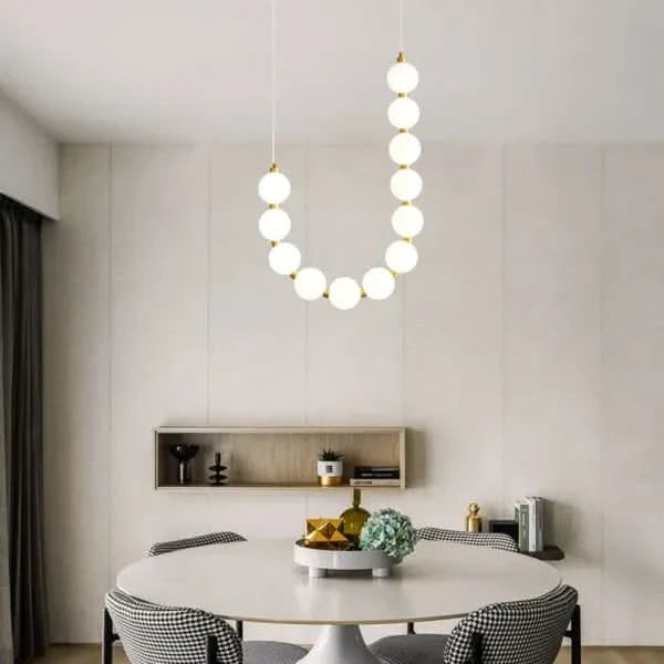Elegant hvid halskædeinspireret lysekrone med LED-lys til moderne boligindretning og spisesteder