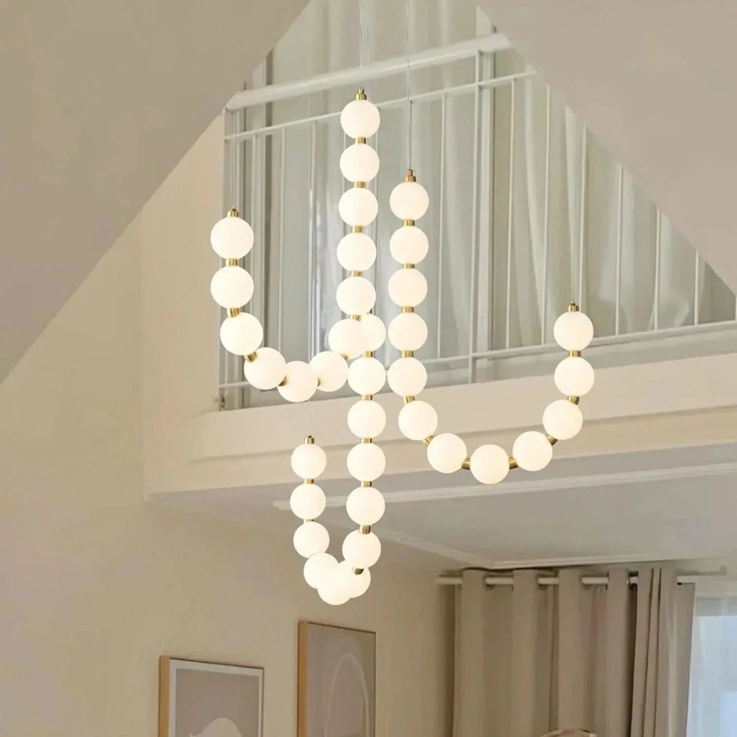 Elegant hvid halskædeinspireret lysekrone med LED-lys til moderne boligindretning og spisesteder