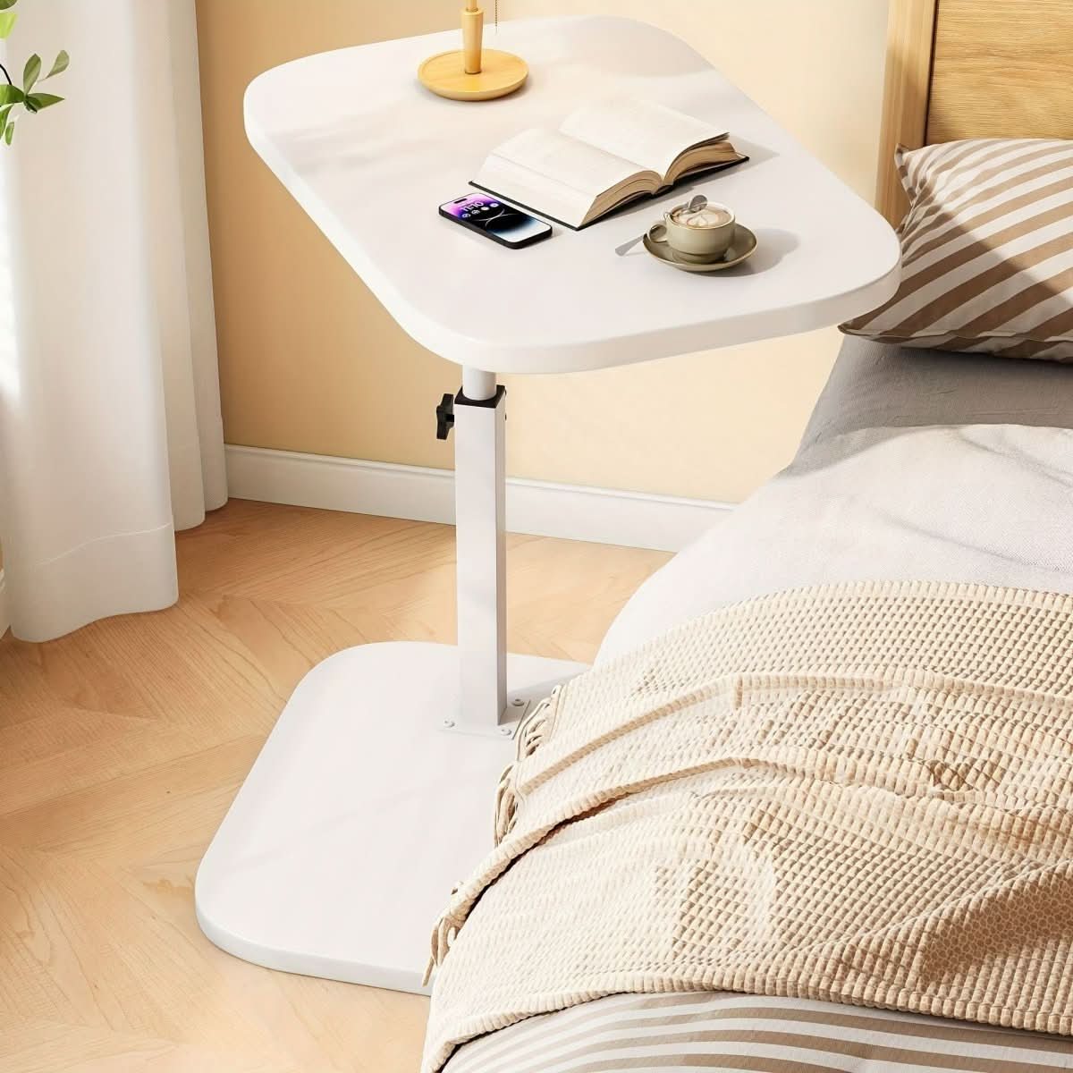 Mesa Lateral ElevateFlex Ajustável em Altura para Sofá e Cama com Uso Versátil em Qualquer Lugar