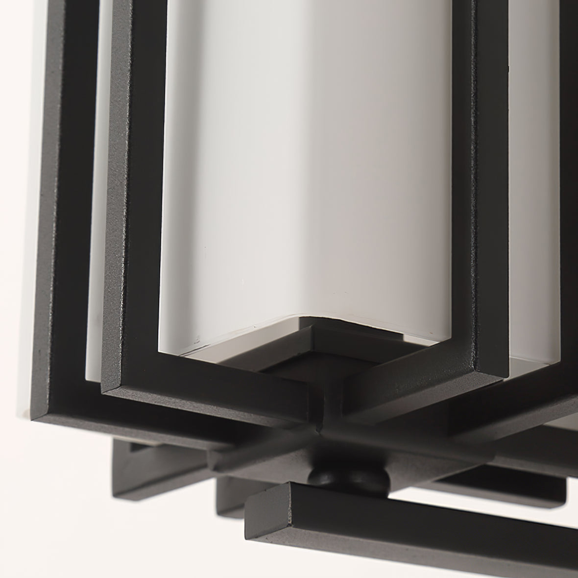 Modern utomhusvägglampa med rektangulär glasskärm och metallram för utomhusbelysning