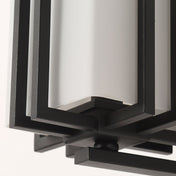 Modern utomhusvägglampa med rektangulär glasskärm och metallram för utomhusbelysning
