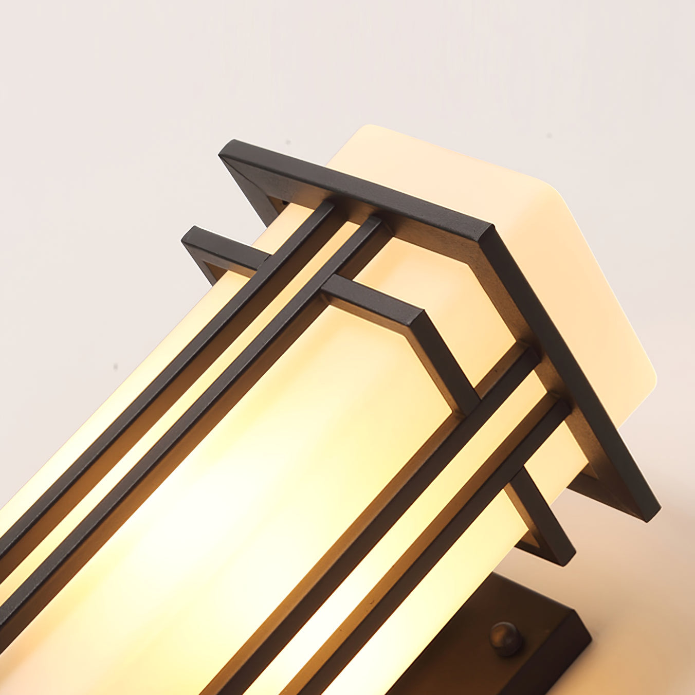 Modern utomhusvägglampa med rektangulär glasskärm och metallram för utomhusbelysning