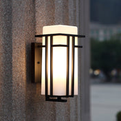 Modern utomhusvägglampa med rektangulär glasskärm och metallram för utomhusbelysning