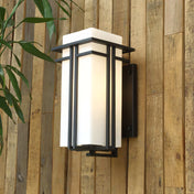Modern utomhusvägglampa med rektangulär glasskärm och metallram för utomhusbelysning