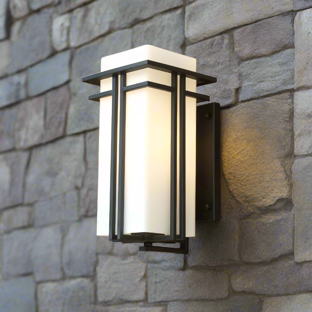 Modern utomhusvägglampa med rektangulär glasskärm och metallram för utomhusbelysning