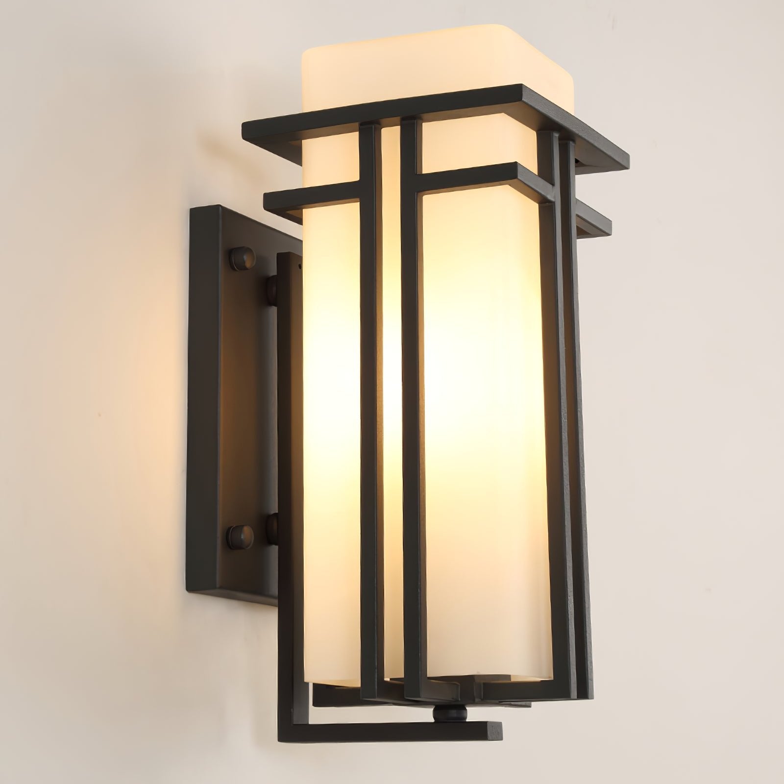 Modern utomhusvägglampa med rektangulär glasskärm och metallram för utomhusbelysning