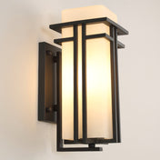 Modern utomhusvägglampa med rektangulär glasskärm och metallram för utomhusbelysning