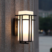 Modern utomhusvägglampa med rektangulär glasskärm och metallram för utomhusbelysning