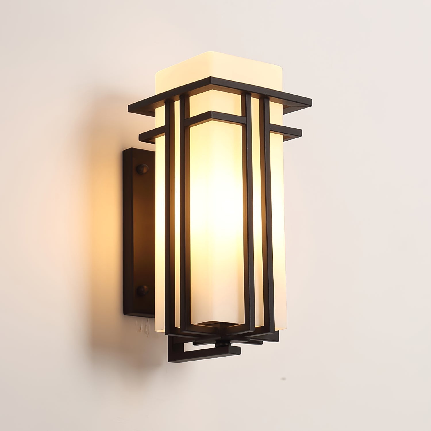 Modern utomhusvägglampa med rektangulär glasskärm och metallram för utomhusbelysning