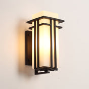 Modern utomhusvägglampa med rektangulär glasskärm och metallram för utomhusbelysning