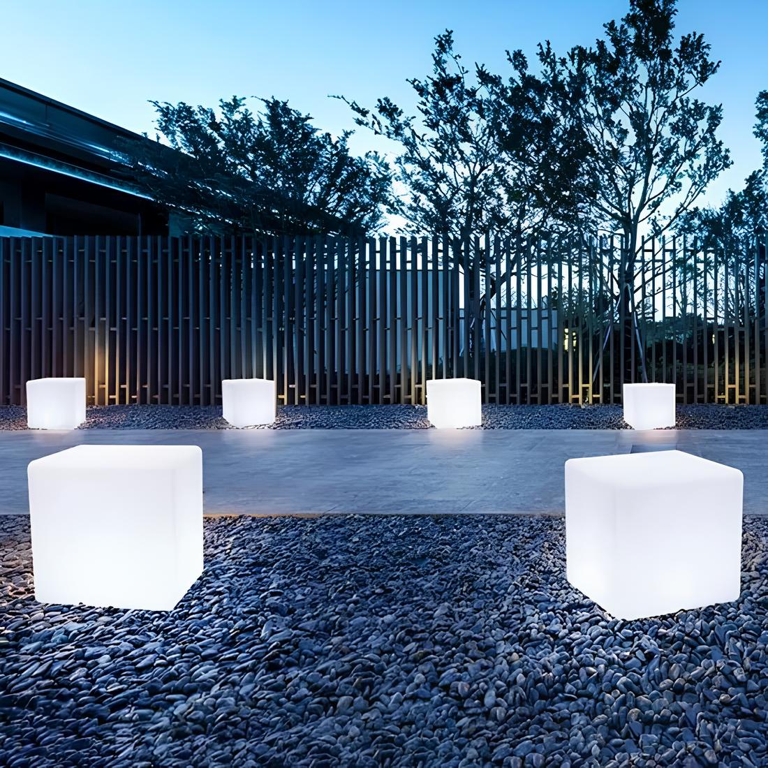Kubistische_Tuinlamp_met_LED_Verlichting_en_Oplaadbare_Batterij__Weerbestendig_en_Modern_Design_1.jpg