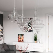 Moderne pendellampe med rene linjer og diskret glans til moderne interiører og opholdsrum