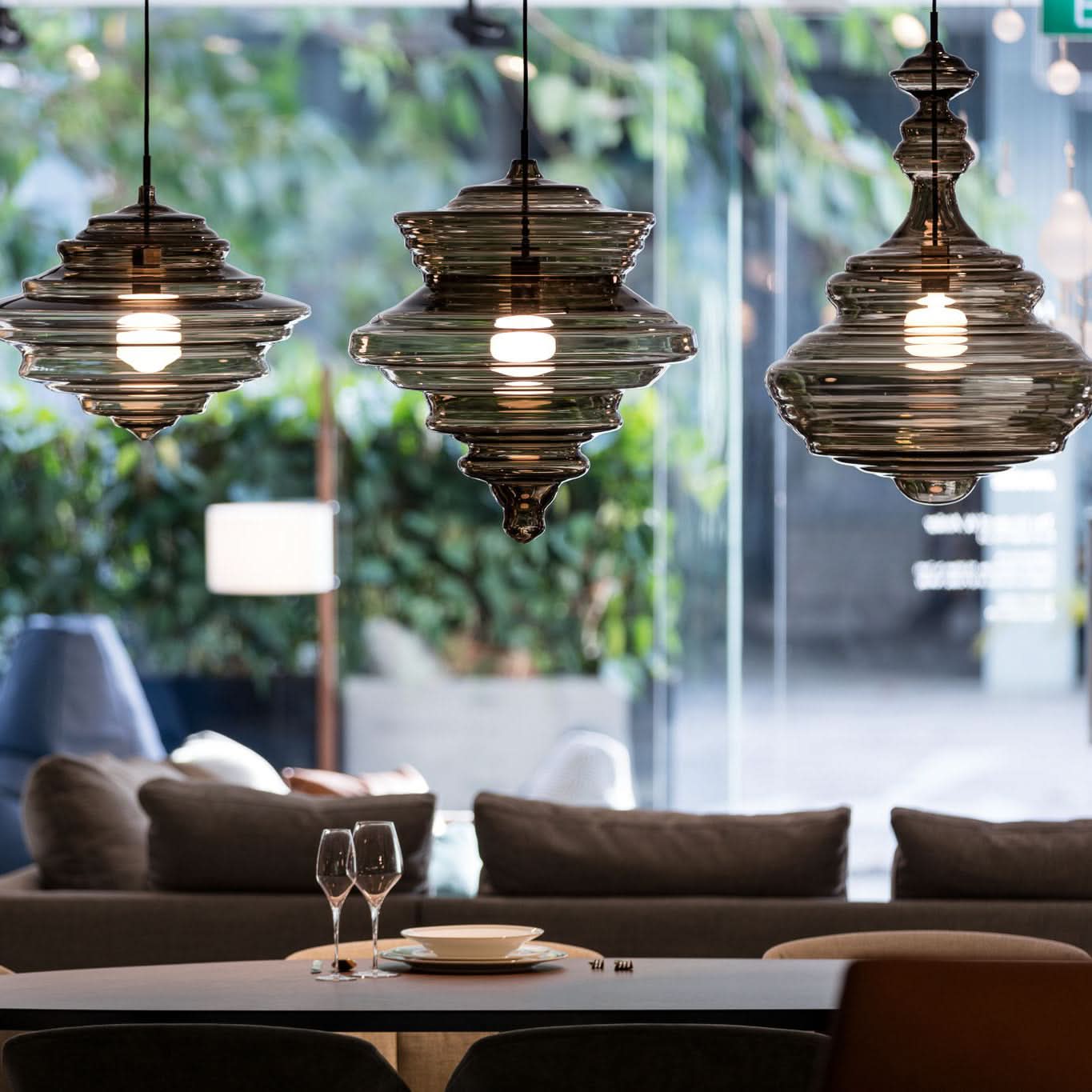 Moderne pendellampe med rene linjer og diskret glans til moderne interiører og opholdsrum