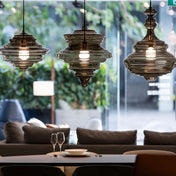 Moderne pendellampe med rene linjer og diskret glans til moderne interiører og opholdsrum