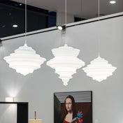 Moderne pendellampe med rene linjer og diskret glans til moderne interiører og opholdsrum