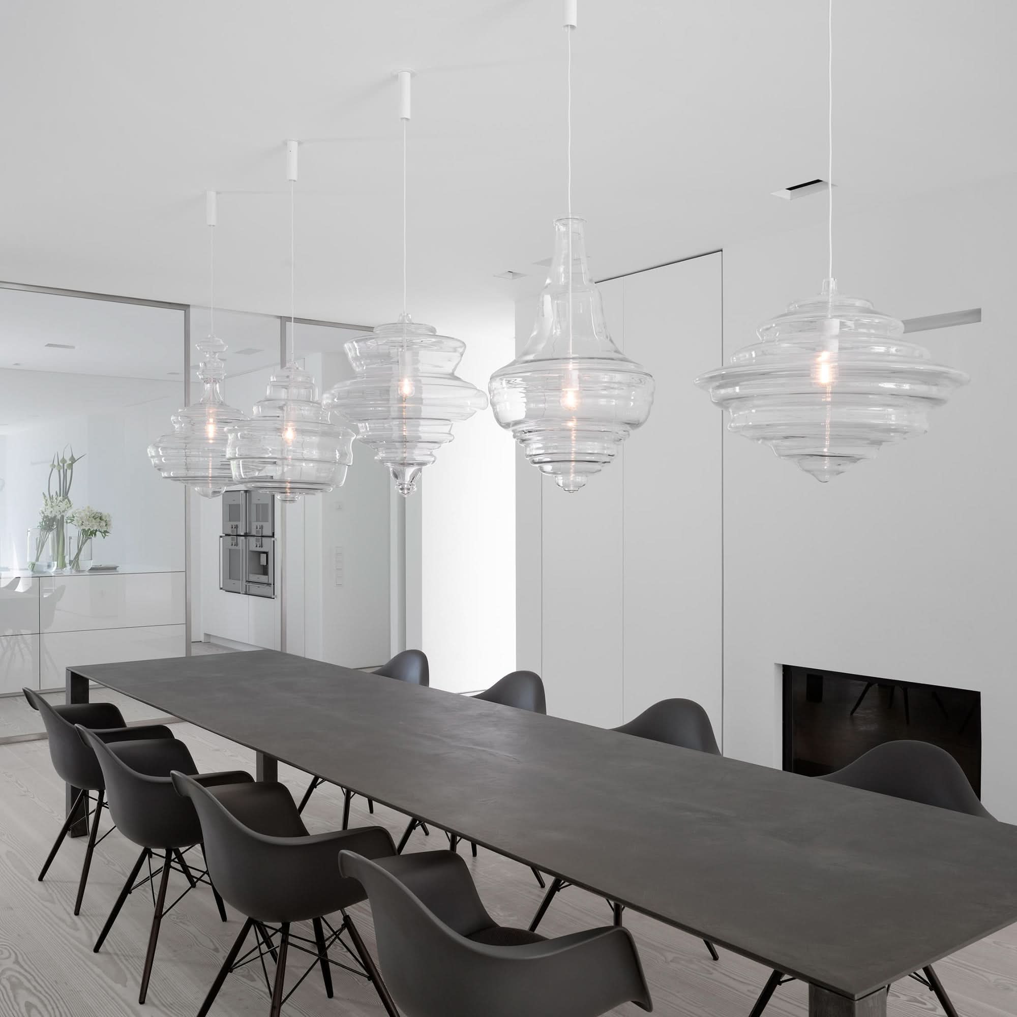 Moderne pendellampe med rene linjer og diskret glans til moderne interiører og opholdsrum
