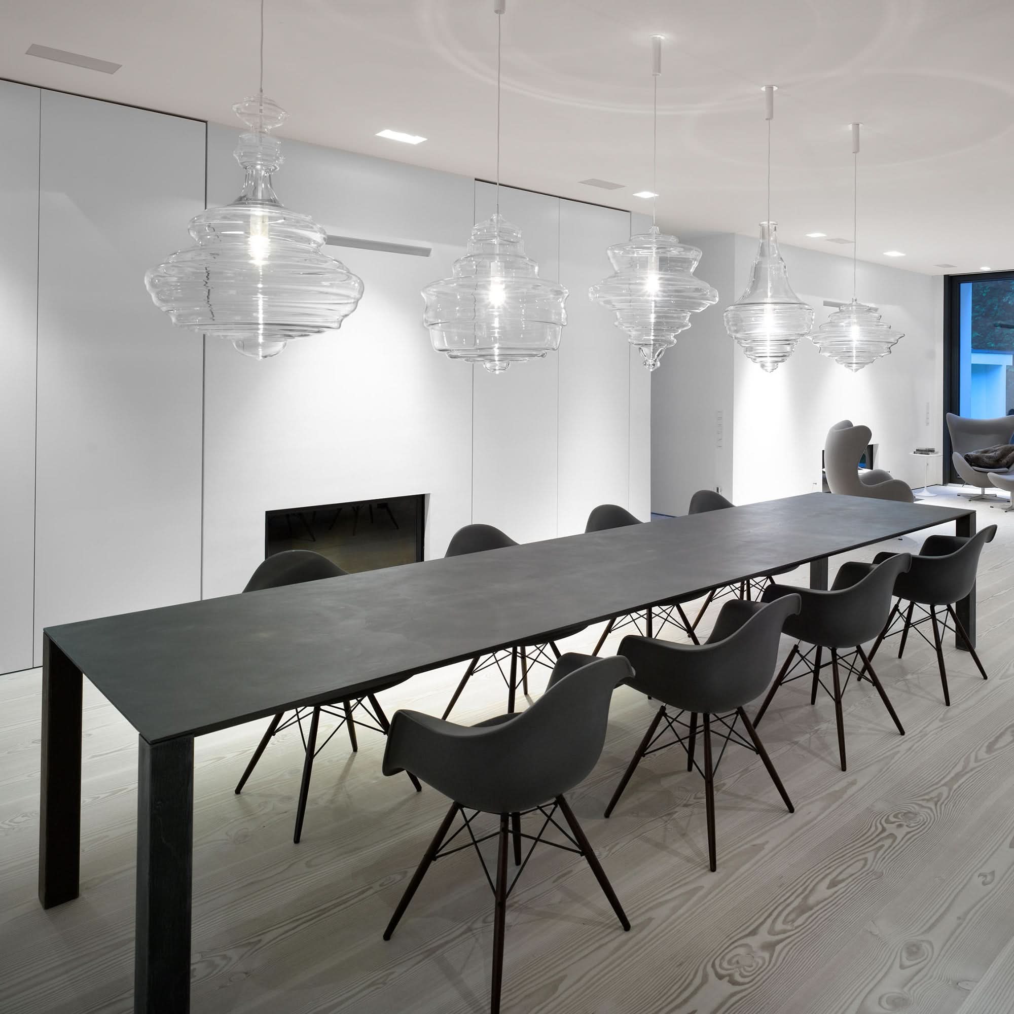 Moderne pendellampe med rene linjer og diskret glans til moderne interiører og opholdsrum