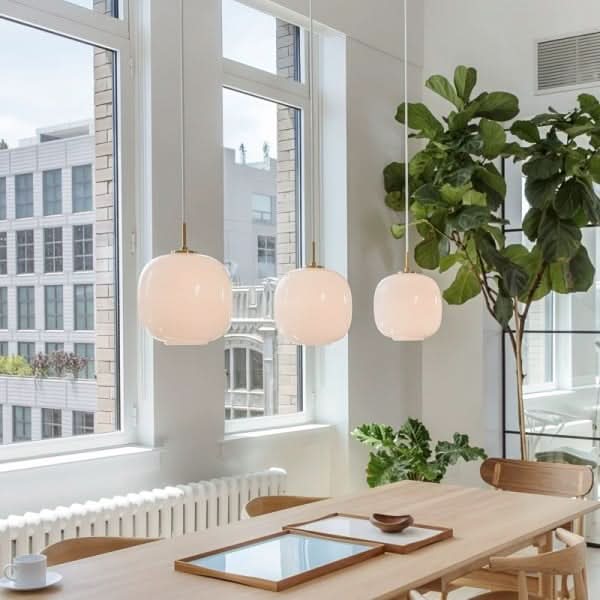 Opaline glaspendel med nordisk lanterndesign til varme, minimalistiske interiører og blid stemning