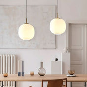 Opaline glaspendel med nordisk lanterndesign til varme, minimalistiske interiører og blid stemning