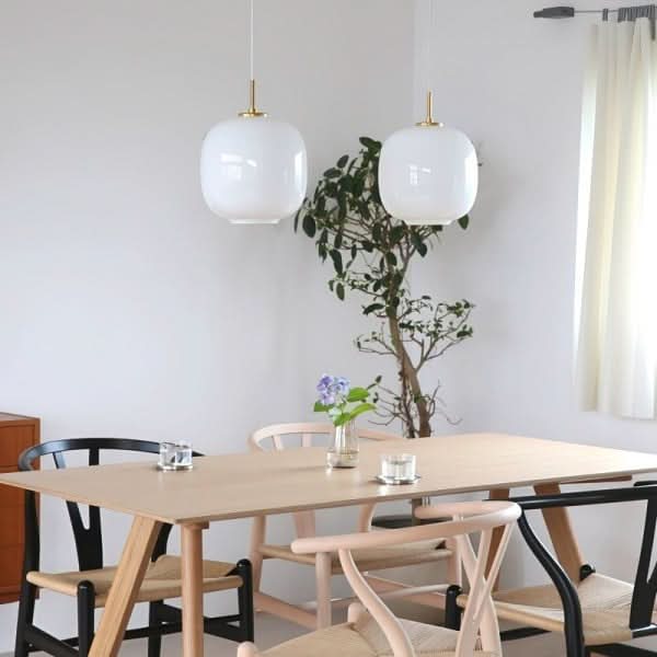 Opaline glaspendel med nordisk lanterndesign til varme, minimalistiske interiører og blid stemning