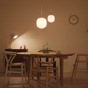 Opaline glaspendel med nordisk lanterndesign til varme, minimalistiske interiører og blid stemning