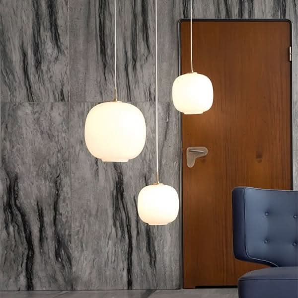 Opaline glaspendel med nordisk lanterndesign til varme, minimalistiske interiører og blid stemning