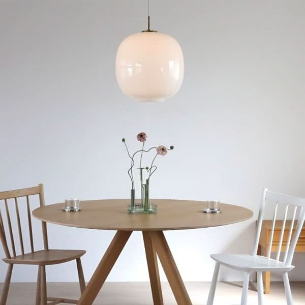 Opaline glaspendel med nordisk lanterndesign til varme, minimalistiske interiører og blid stemning