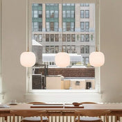 Opaline glaspendel med nordisk lanterndesign til varme, minimalistiske interiører og blid stemning