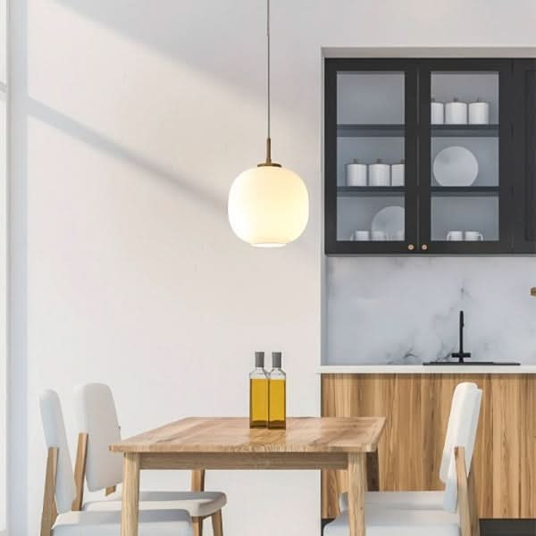 Opaline glaspendel med nordisk lanterndesign til varme, minimalistiske interiører og blid stemning