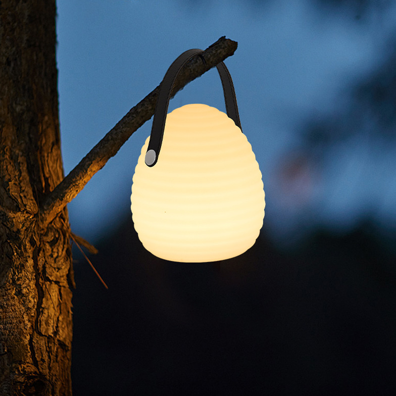 Moderne_Buitenlantaarn_met_LED_Verlichting_en_Afstandsbediening__Duurzaam_en_Waterdicht_0.png