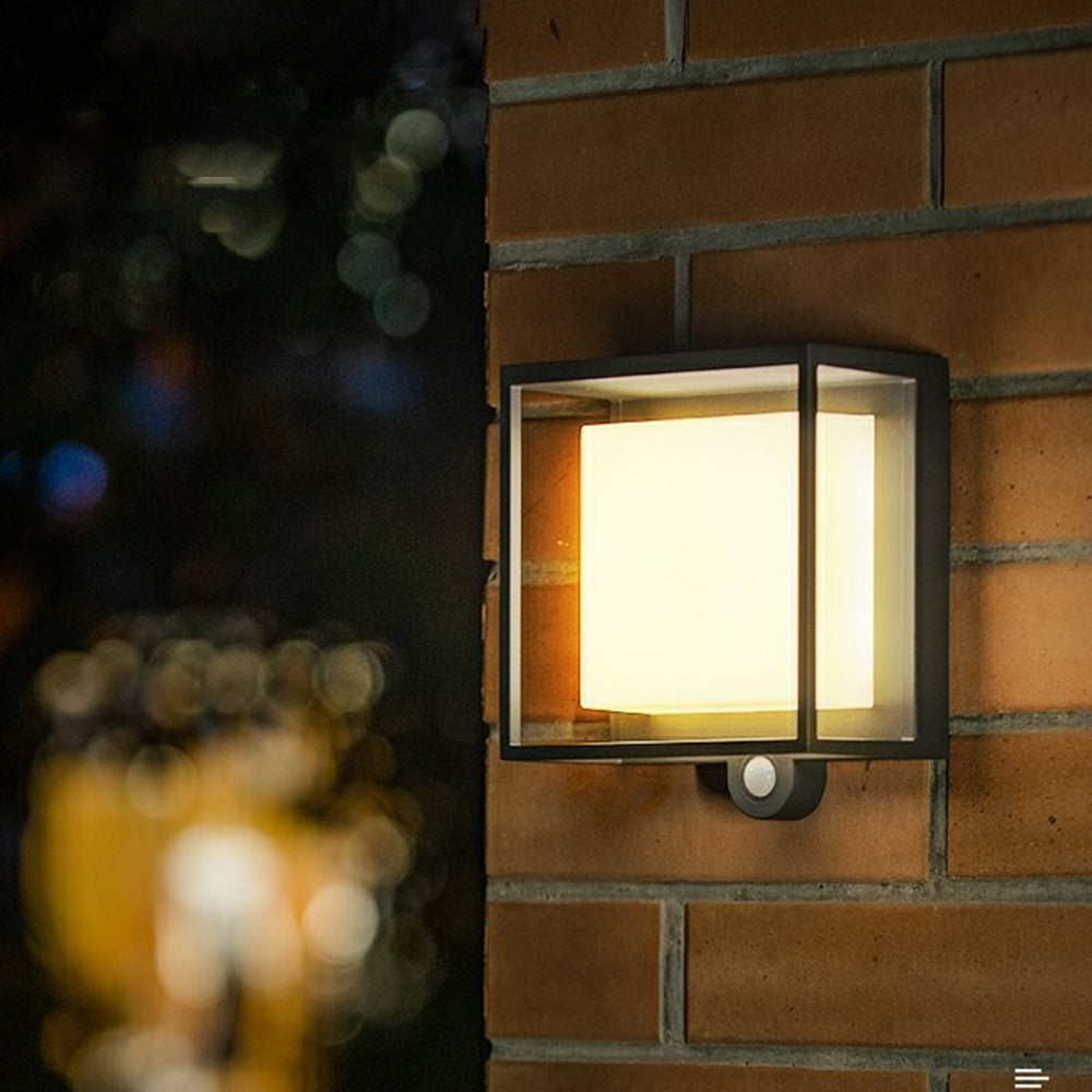 Utomhusvägglampa med fyrkantig svart ram och rörelsesensor för utomhusbelysning vid entréer och garage