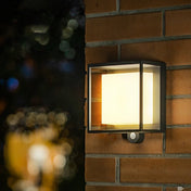 Utomhusvägglampa med fyrkantig svart ram och rörelsesensor för utomhusbelysning vid entréer och garage