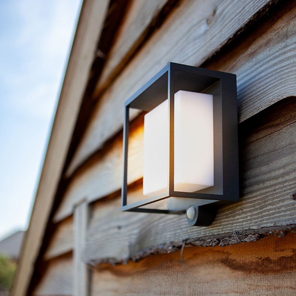 Utomhusvägglampa med fyrkantig svart ram och rörelsesensor för utomhusbelysning vid entréer och garage