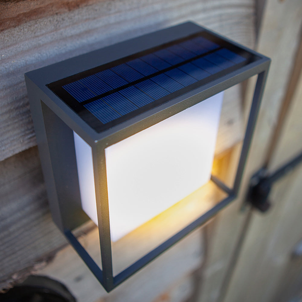 Utomhusvägglampa med fyrkantig svart ram och rörelsesensor för utomhusbelysning vid entréer och garage
