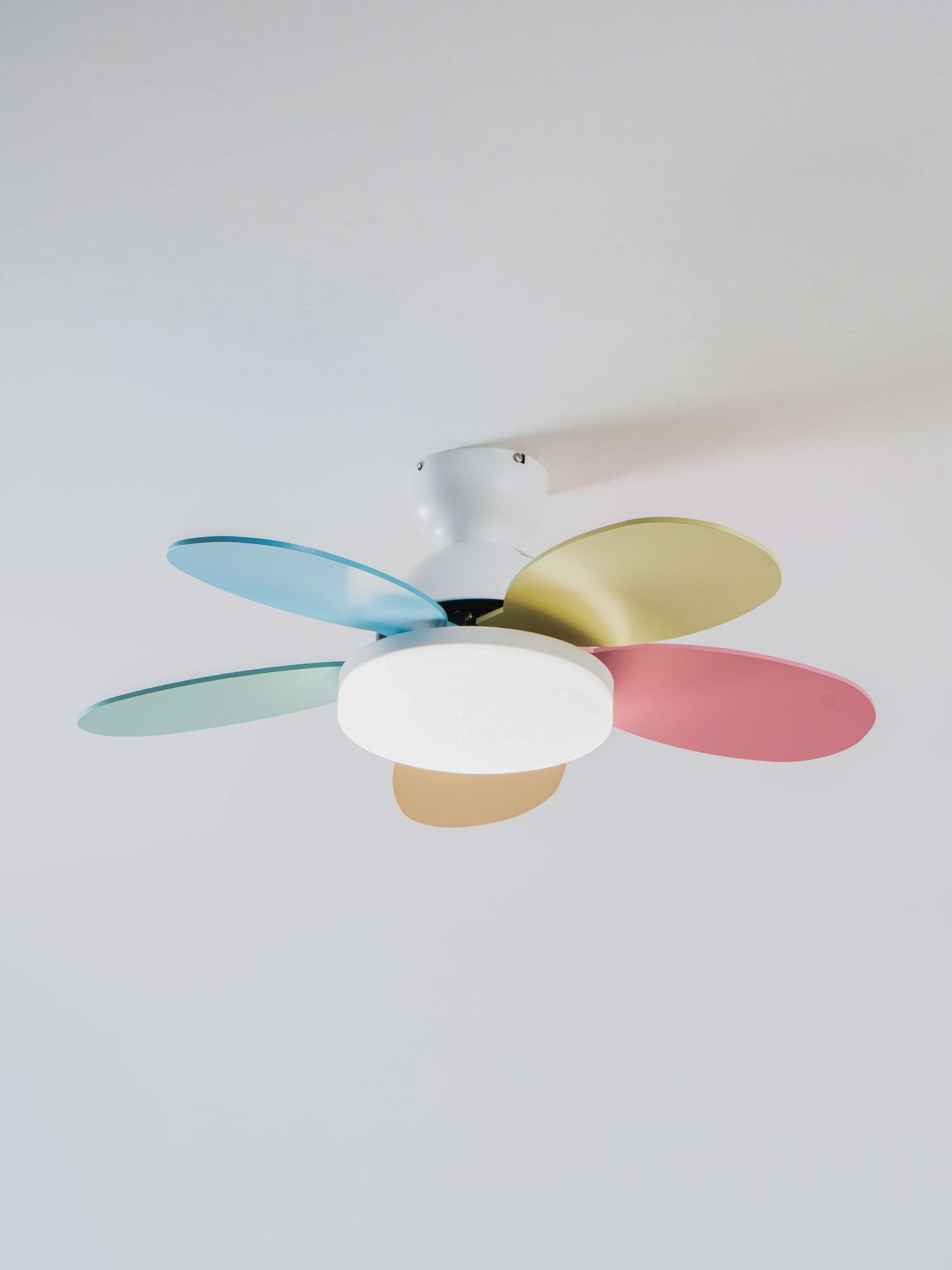 Loftventilator i blomstermotiv med LED-lys