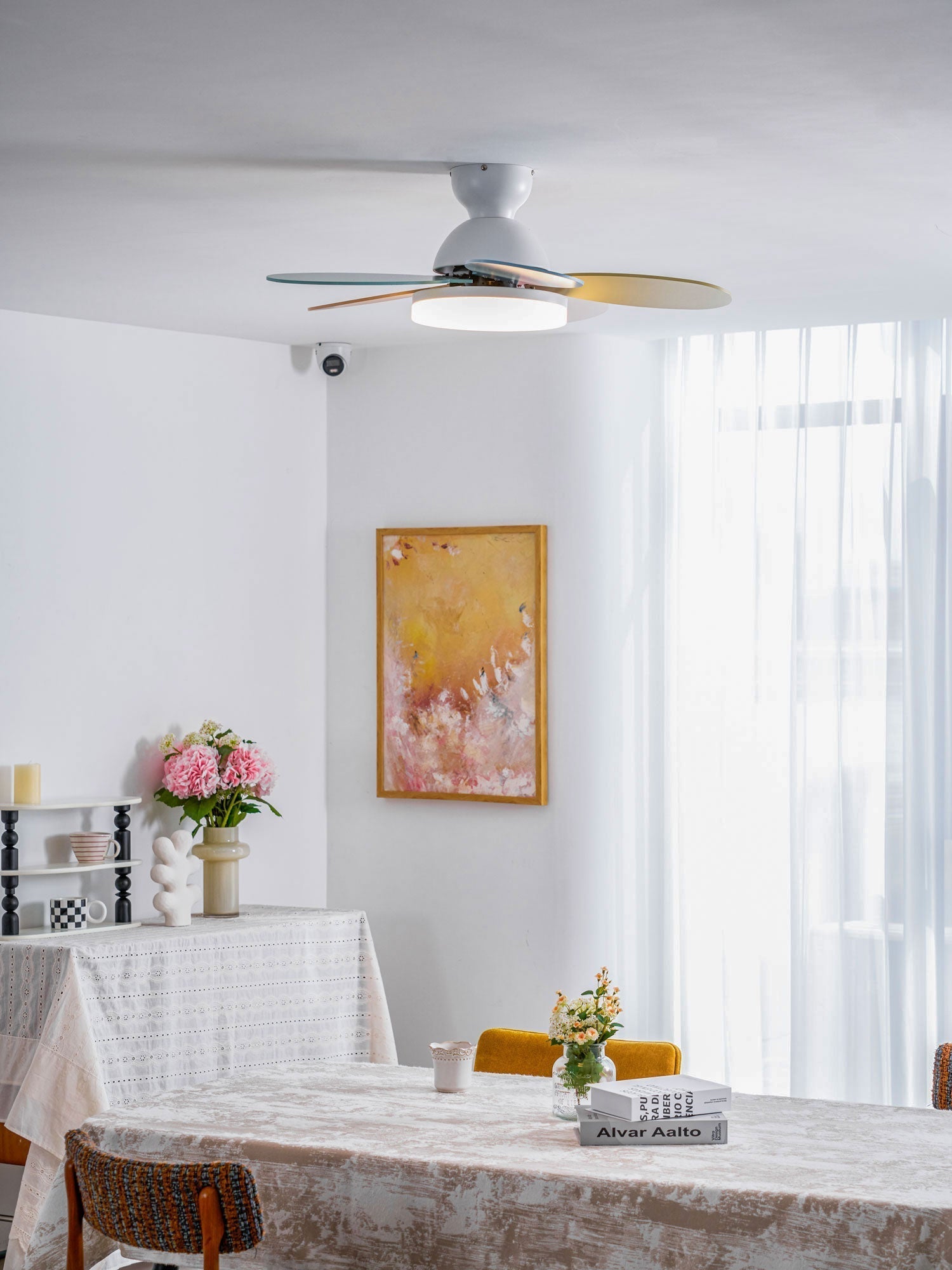Loftventilator i blomstermotiv med LED-lys