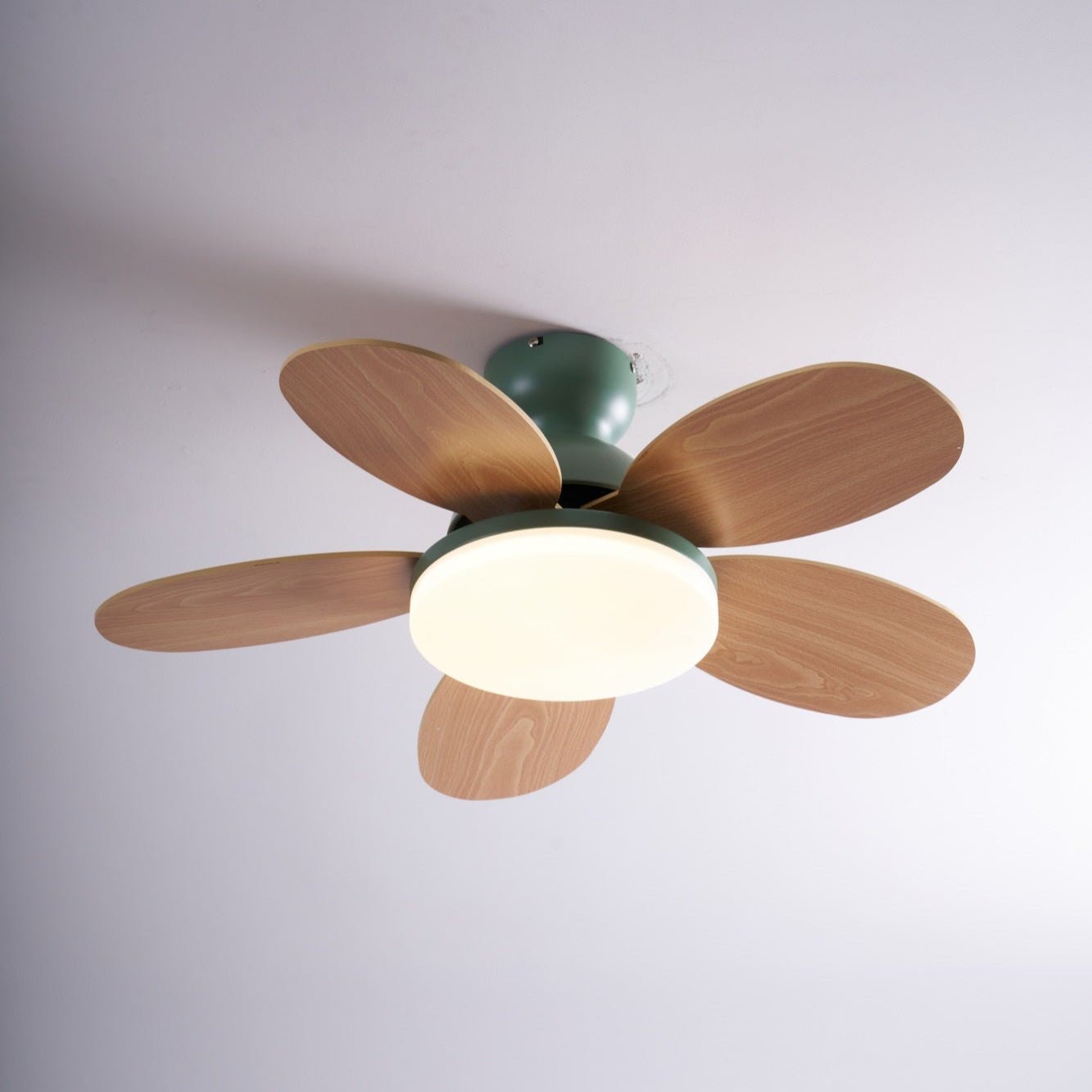Loftventilator i blomstermotiv med LED-lys