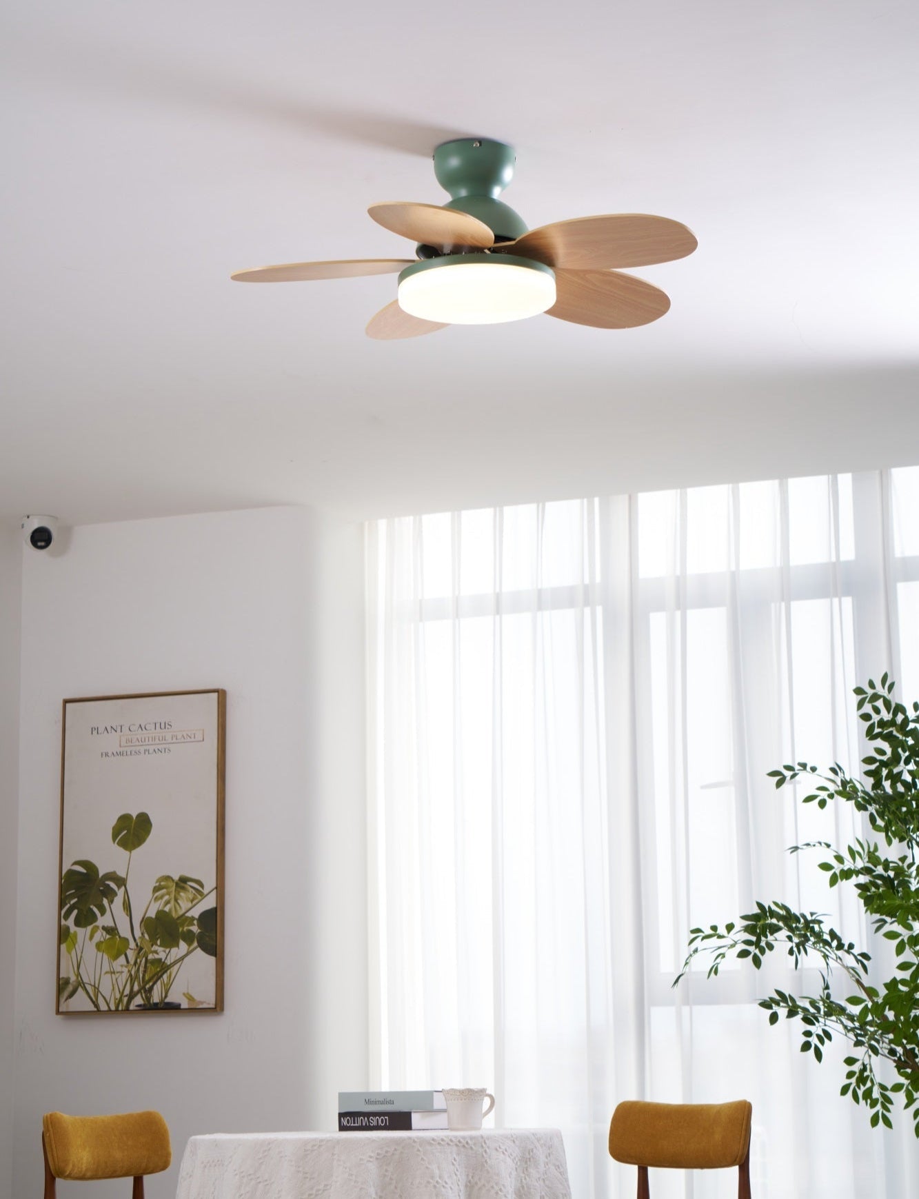 Loftventilator i blomstermotiv med LED-lys