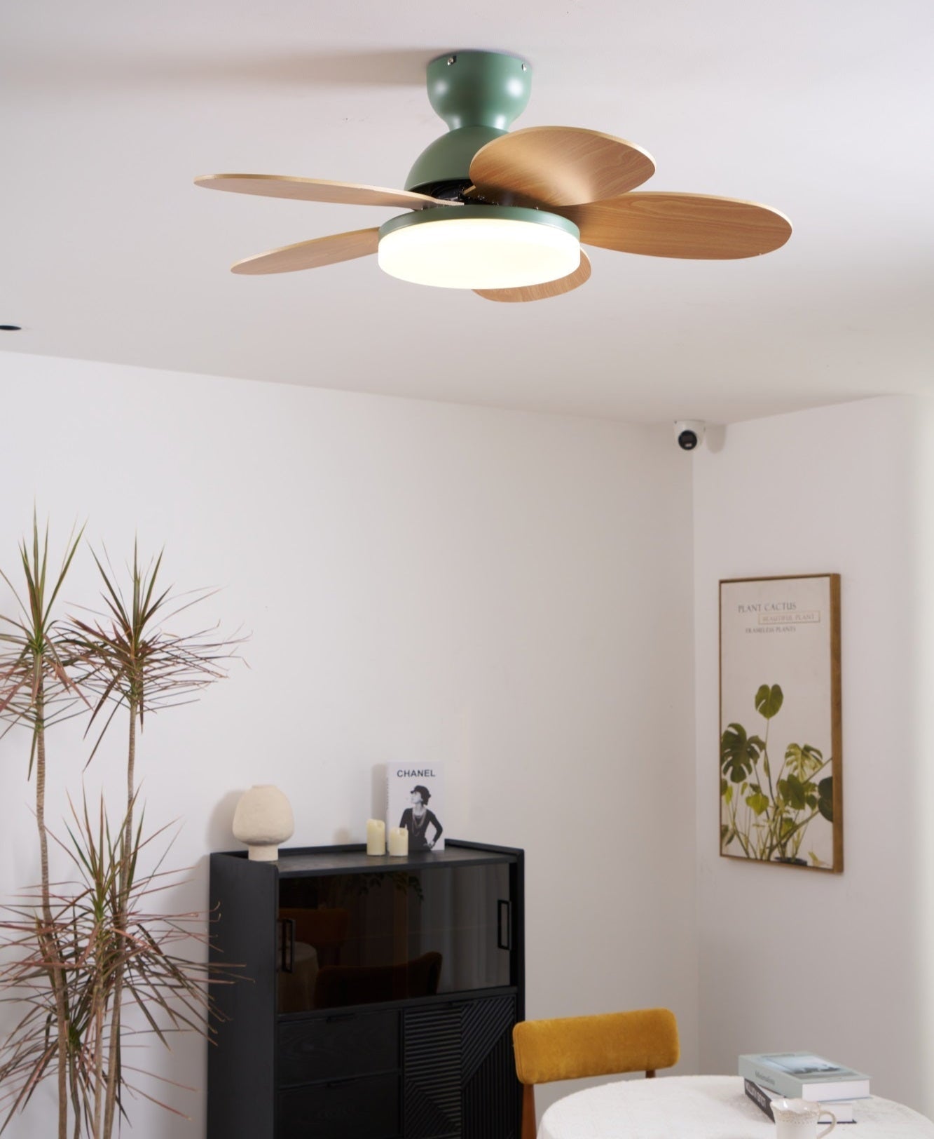Loftventilator i blomstermotiv med LED-lys