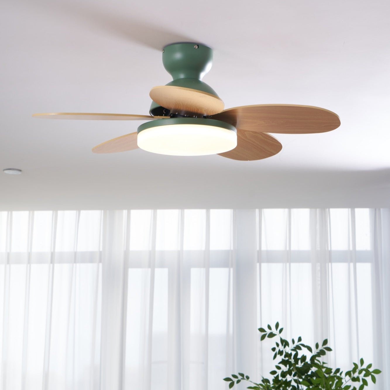 Loftventilator i blomstermotiv med LED-lys