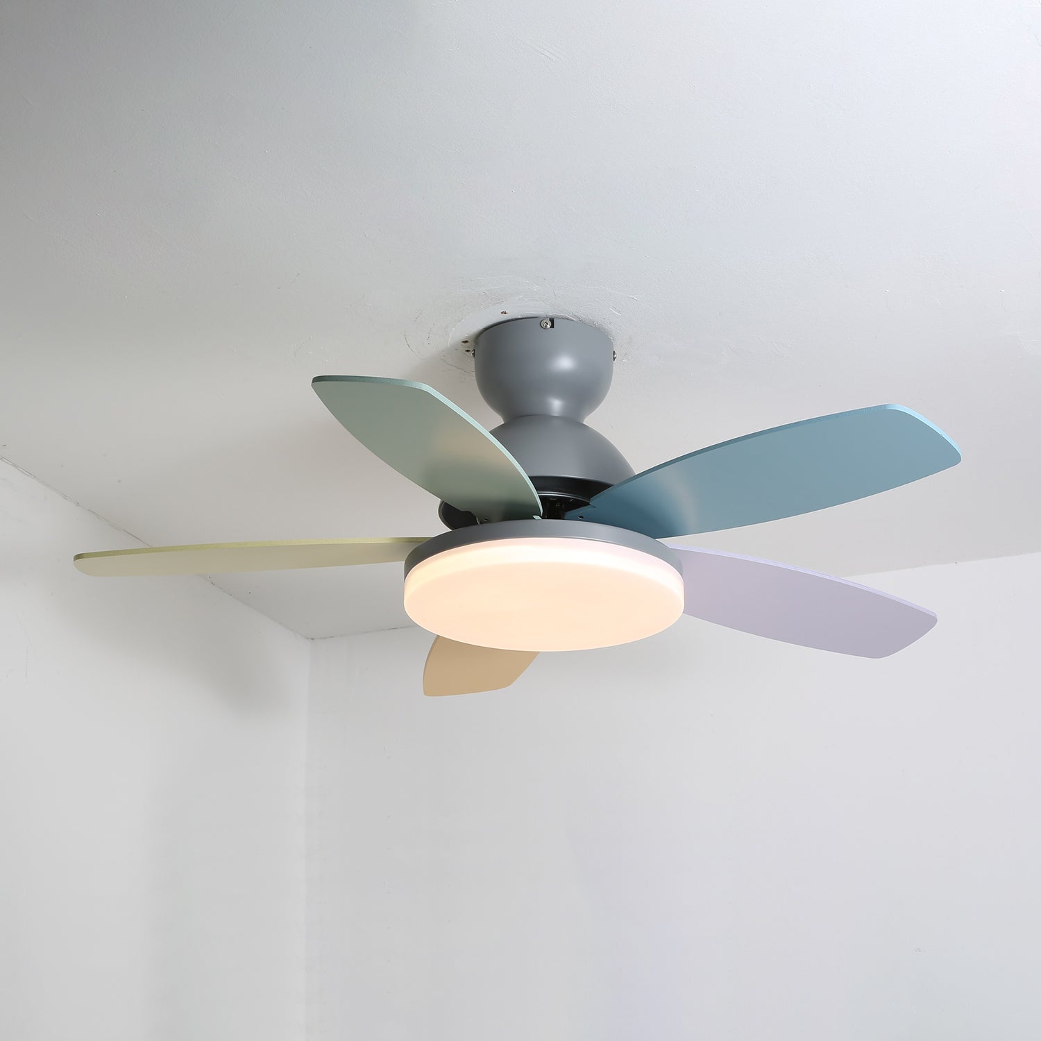 Loftventilator i blomstermotiv med LED-lys