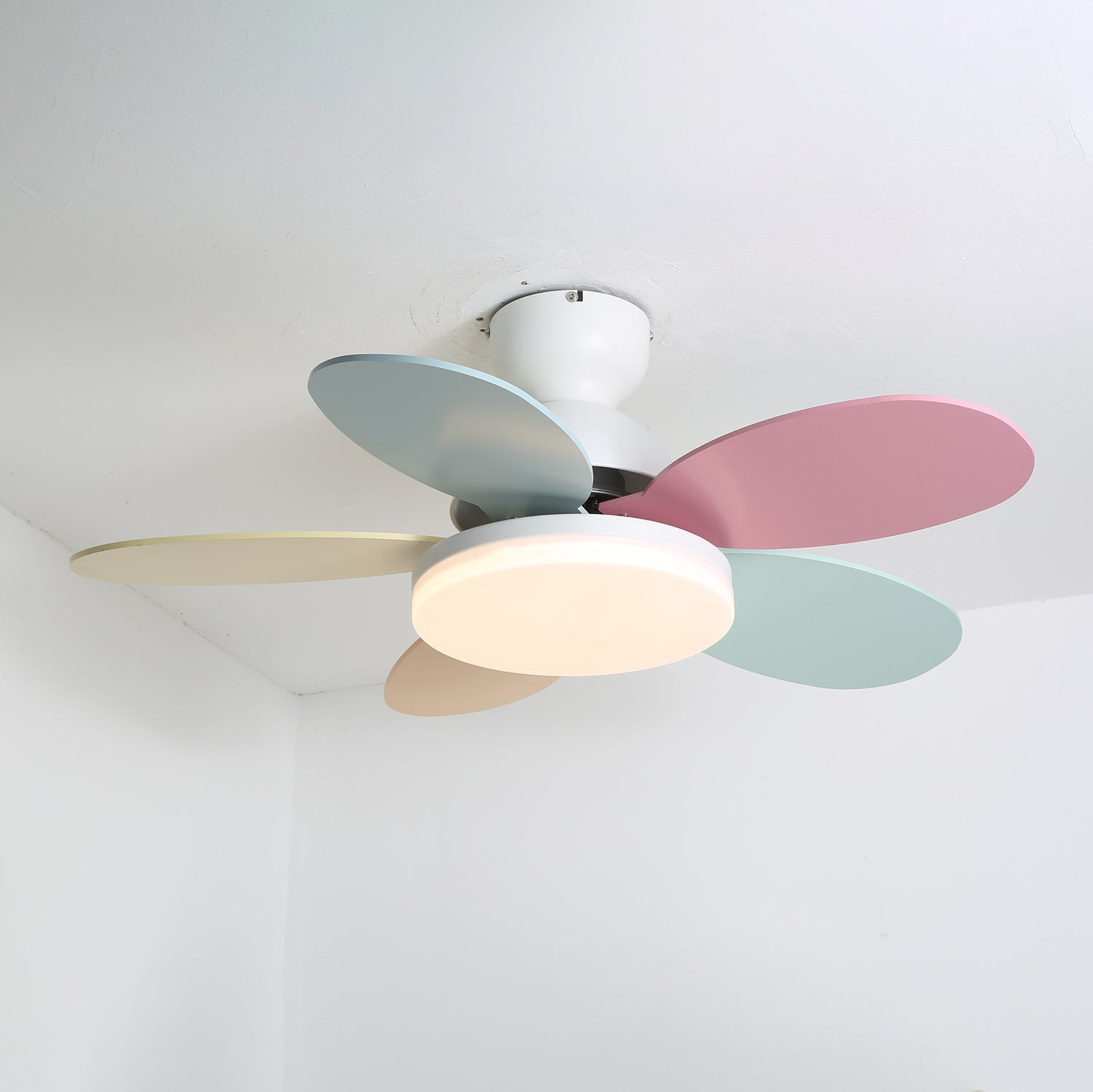 Loftventilator i blomstermotiv med LED-lys