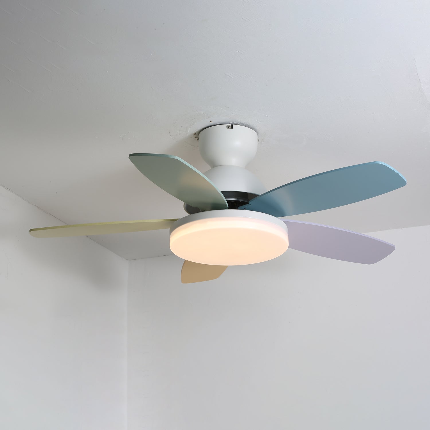 Loftventilator i blomstermotiv med LED-lys