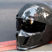 Integreret motorcykelhjelm med let konstruktion og effektiv ventilation til alle ture